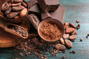 Cacao in Stücken und als Bohnen und Pulver