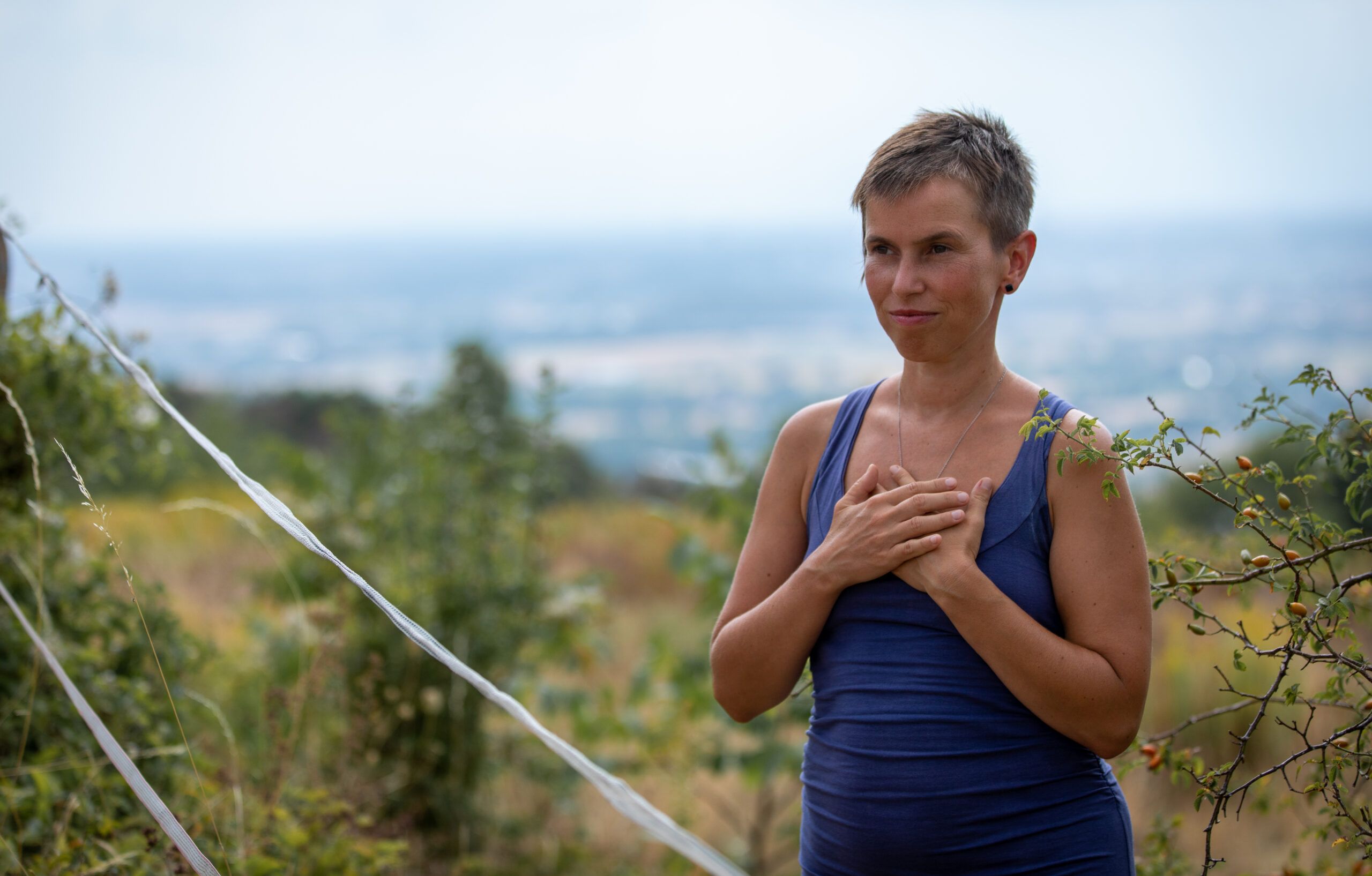 Yoga Nidra Lehrerin Joy S. Hochgesang in meditativer innerer Yogahaltung