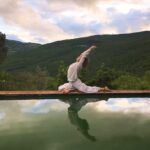 Yoga am oder im Schwimmbad. Gut möglich bei unserem YouMeUnity Tantra-Retreat Italien