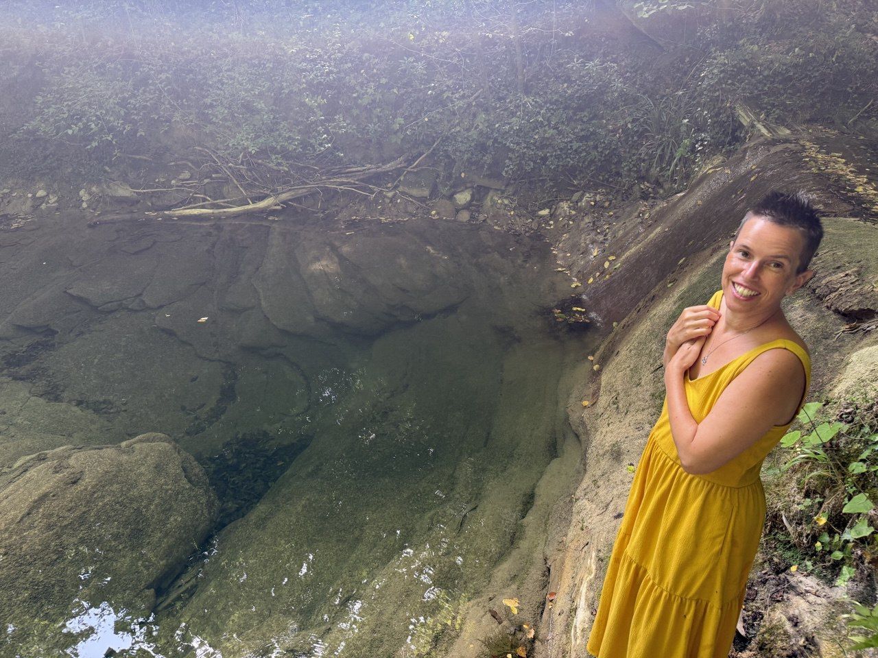 Joy S. Hochgesang Tantra Retreat Italien Vorbereitung an einem schönen Naturort im Wasser in der Toskana