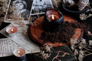 Samhain - ein besonderer keltischer Feiertag, um der Ahnen zu gedenken. Bei YouMeUnity kannst du dich bewusst mit deinen Schatten und der Anderswelt verbinden - in einem geschützten Raum