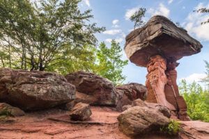 Der Teufelstisch im Pfälzerwald bei Dahn - ein schönes Sinnbild für Schattenarbeit im Tantraseminar
