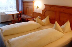 Gemütlich Paarzeit genießen im Hotelzimmer der Nature Community Schönsee