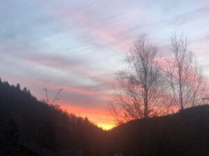 Sonnenaufgang über Schwarzbach bei Elmstein, dem Nachbarort von Iggelbach, wo das Pfingst-Retreat von YouMeUnity stattfindet