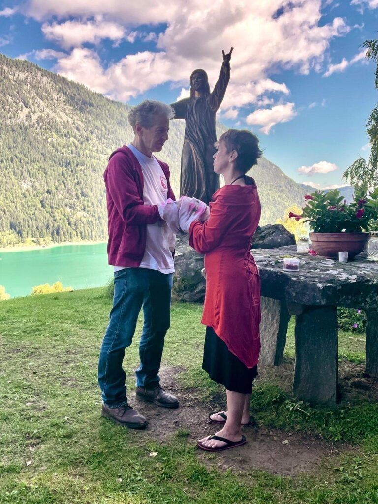 Paartherapeuten Joy und Thomas Hochgesang beim Handfasting-Ritual an der Hoffnungskirche am Weißensee in Kärnten